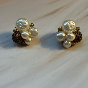 🌻3/$25🌻 Vintage Gold Tone Faux Pearl Cluster Clip Earrings 1”